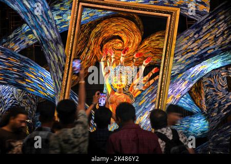 Kolkata, India. 30th Set, 2022. Le persone scattano foto davanti all'ingresso di diversi pandali (luogo temporaneo per il culto). La città di Kolkata celebra il più grande festival del Bengalese, Durga puja. Durga è una descrizione del potere della dea nella mitologia indù. L'UNESCO (l'Organizzazione delle Nazioni Unite per l'educazione, la scienza e la cultura) nel 2021 ha incluso Durga puja nella lista rappresentativa del patrimonio culturale immateriale dell'umanità. Credit: SOPA Images Limited/Alamy Live News Foto Stock