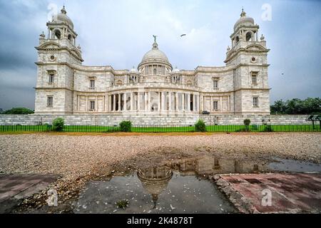 Kolkata, India. 28th Set, 2022. Una vista generale del Victoria Memorial a Kolkata. Il Victoria Memorial fu costruito in onore della Regina Vittoria dalle potenze coloniali britanniche nel 1921. Oggi ospita un museo ed ha molti documenti storici dell'era pre-indipendenza della storia indiana ed attrae molti turisti durante tutto l'anno. (Foto di Avishek Das/SOPA Images/Sipa USA) Credit: Sipa USA/Alamy Live News Foto Stock