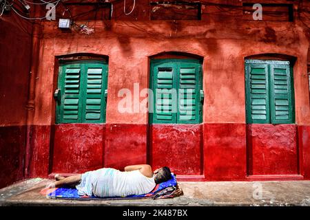 Kolkata, India. 30th Set, 2022. Un uomo senza casa visto dormire per le strade di Kolkata. (Foto di Avishek Das/SOPA Images/Sipa USA) Credit: Sipa USA/Alamy Live News Foto Stock