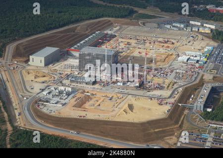 VISTA AEREA. Cantiere di ITER: Un megaprogetto internazionale per la sperimentazione della generazione di energia elettrica mediante fusione nucleare. Francia. Foto Stock