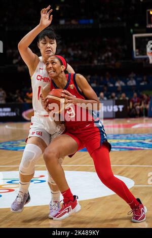 Sydney, Australia. 01st Ott 2022. A'Ja Wilson (9 USA) guida al basket difeso da li Yueru (14 Cina) durante la finale FIBA Womens World Cup 2022 tra Cina e Stati Uniti al Sydney Superdome di Sydney, Australia. (Foto: NOE Llamas/Sports Press Photo/C - SCADENZA UN'ORA - ATTIVA FTP SOLO SE LE IMMAGINI HANNO MENO DI UN'ORA - Alamy) Credit: SPP Sport Press Photo. /Alamy Live News Foto Stock