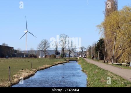 Annaffiatoio lungo Vijfde Tochtweg a Moordrecht, nello Zuidplaspolder, dove verrà costruito un nuovo villaggio a Zuidplas Foto Stock