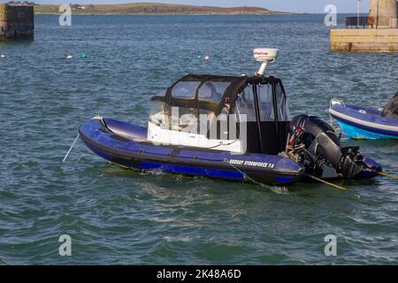 30 settembre 2022 Una Rib RedRay Stormforce 7,4 ormeggiata nel porto di Donaghadee, Irlanda del Nord, alla luce solare soffusa dei primi mesi dell'autunno. Foto Stock