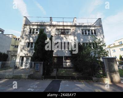 BRNO, REPUBBLICA CECA - CIRCA SETTEMBRE 2022: Nuova Casa Brno 1928 mostra alloggi moderni Foto Stock