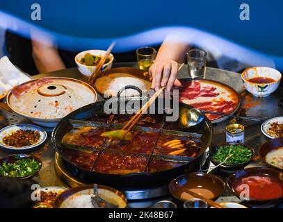 Pechino, Cina. 5th giugno, 2022. La gente gusterà un pasto in un ristorante caldo in una strada commerciale nel sud-ovest della Cina Chongqing Municipality, 5 giugno 2022. Credit: Wang Quanchao/Xinhua/Alamy Live News Foto Stock