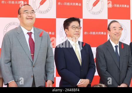 Tokyo, Giappone. 1st Ott 2022. (L-R) il maestro della stalla Azumazeki (ex lottatore di sumo Takamisakari), il ministro della Salute, del lavoro e del benessere Katsunobu Kato e il presidente della comunità centrale giapponese Atsushi Seike si mettono in posa per una foto mentre assistono ad un evento di calcio d'inizio della campagna di petto della comunità "piuma rossa" a Tokyo sabato 1 ottobre 2022. Una campagna nazionale di petto comunità di piume rosse è iniziata da ottobre 1 per raccogliere donazioni e indossare piume rosse. Credit: Yoshio Tsunoda/AFLO/Alamy Live News Foto Stock