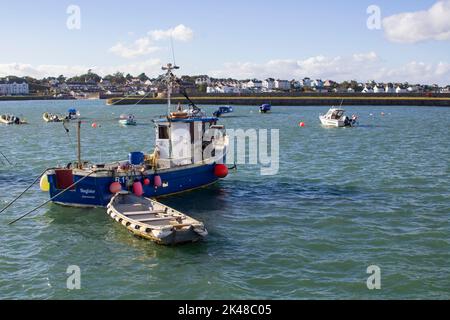 30 settembre 2022 barche da lavoro e da tempo libero ormeggiate nel porto di Donaghadee, Irlanda del Nord, alla luce solare soffusa dei primi mesi dell'autunno. Foto Stock