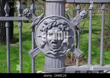 San Pietroburgo, Russia - 07.11.2022: Arredamento recinto - faccia di Gorgon Medusa, mostro con faccia femminile e serpenti invece di capelli. Foto Stock