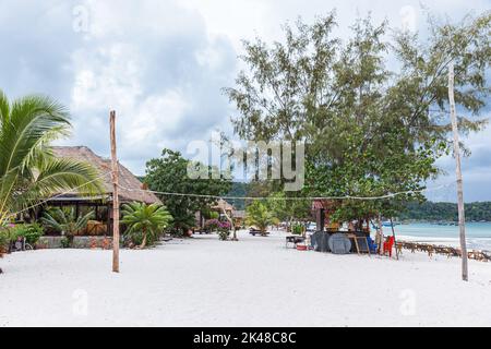 Paesaggio tropicale con bella spiaggia, acqua blu e cielo blu a Saracen Bay Beach, Isola di Koh Rong Sanloem, Cambogia Foto Stock