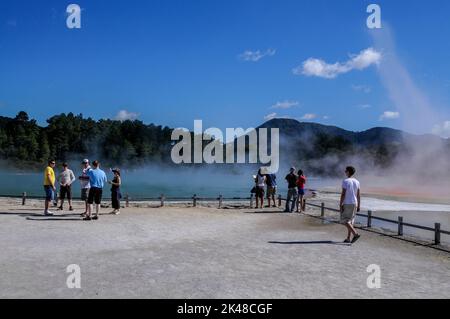 I visitatori del Wai-o-Tapu Thermal Wonderland vicino alla città sul lago Rotorua di Rotorua, nella baia di Plenty North Island, nel Taupo Volca della Nuova Zelanda Foto Stock