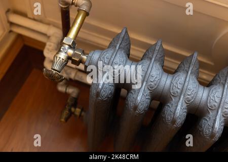 Radiatore di riscaldamento a vapore in ghisa grigia, primo piano Foto Stock