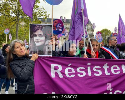 Parigi, Francia. 30th Set, 2022. Gli attivisti partecipano a una manifestazione a Place de la Republique a Parigi, in Francia, il 30 settembre 2022 per sostenere le donne iraniane dopo la morte di Masha Amini, una donna curda iraniana di 22 anni dopo essere stata custode della polizia morale iraniana. Foto di Falzaneh Khademian/ABACAPRESS.COM Credit: Abaca Press/Alamy Live News Foto Stock