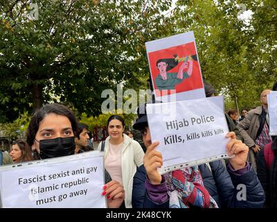 Parigi, Francia. 30th Set, 2022. Gli attivisti partecipano a una manifestazione a Place de la Republique a Parigi, in Francia, il 30 settembre 2022 per sostenere le donne iraniane dopo la morte di Masha Amini, una donna curda iraniana di 22 anni dopo essere stata custode della polizia morale iraniana. Foto di Falzaneh Khademian/ABACAPRESS.COM Credit: Abaca Press/Alamy Live News Foto Stock