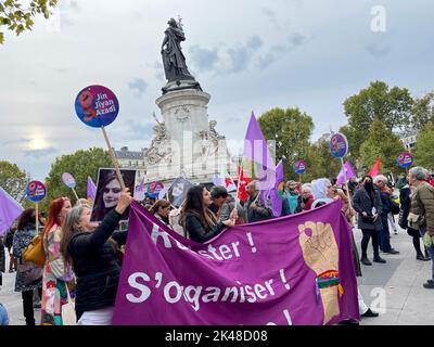 Parigi, Francia. 30th Set, 2022. Gli attivisti partecipano a una manifestazione a Place de la Republique a Parigi, in Francia, il 30 settembre 2022 per sostenere le donne iraniane dopo la morte di Masha Amini, una donna curda iraniana di 22 anni dopo essere stata custode della polizia morale iraniana. Foto di Falzaneh Khademian/ABACAPRESS.COM Credit: Abaca Press/Alamy Live News Foto Stock