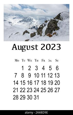 Scheda calendario per 2023. Calendario verticale da parete stampabile, la settimana inizia il lunedì. Splendido paesaggio invernale sui Monti Tatra polacchi. Foto Stock