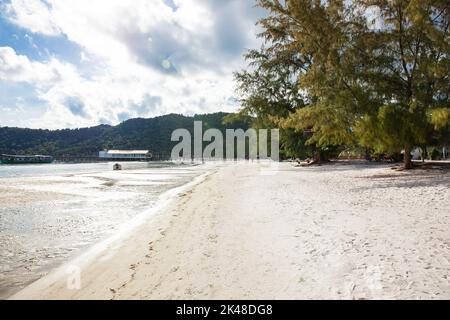 Paesaggio tropicale con bella spiaggia, acqua blu e cielo blu a Saracen Bay Beach, Isola di Koh Rong Sanloem, Cambogia Foto Stock