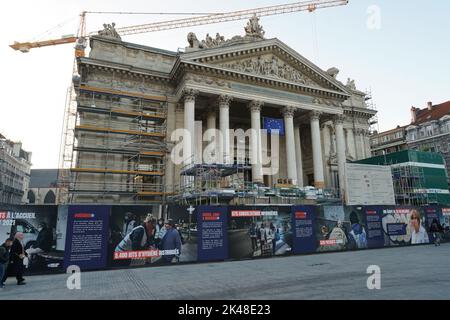Bruxelles, Brabant , Belgio 09 30 2022 : Vista stradale della chiusura dei lavori di ristrutturazione dell'antico palazzo della borsa di Bruxelles Foto Stock