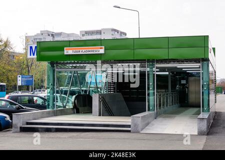 Bucarest, Romania, 14 novembre 2021: Ingresso principale alla stazione della metropolitana Tudor Vladimirescu nel quartiere Dr Taberei o Drumul Taberei Foto Stock