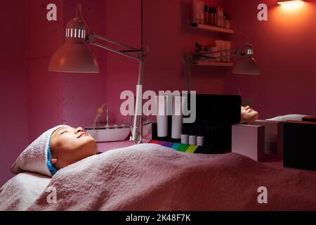 la giovane donna si rilassa sdraiata sul centro di bellezza Foto Stock