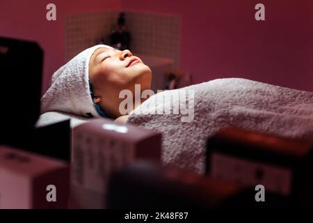 giovane donna asiatica che si rilassa nel salone di bellezza Foto Stock