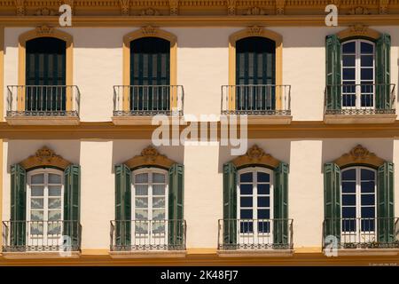 Facciata con balconi e persiane di una casa signorile in Plaza de la Merced nella città di Málaga, Spagna. Foto Stock