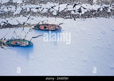 Rompighiaccio sul fiume Vistola schiacciando il ghiaccio, Polonia. Veduta aerea della natura in Polonia Foto Stock