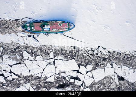 Rompighiaccio sul fiume Vistola in inverno, Plock, vista aerea della Polonia Foto Stock