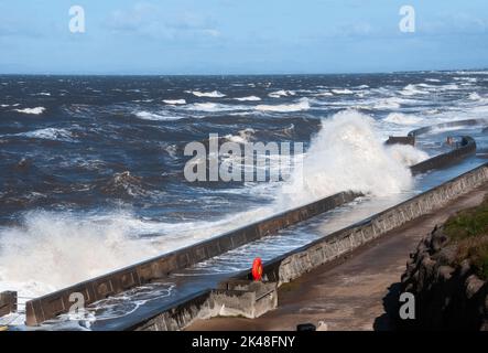 Intorno al Regno Unito - High Seas sulla passeggiata di Blackpool dopo il tempo estremo attraverso Cuba & Florida alla fine di agosto 2022 Foto Stock