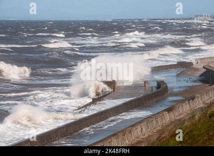 Intorno al Regno Unito - High Seas sulla passeggiata di Blackpool dopo il tempo estremo attraverso Cuba & Florida alla fine di agosto 2022 Foto Stock