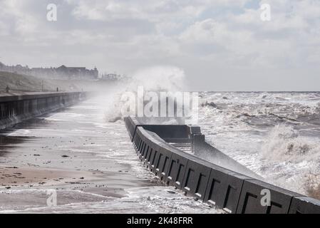 Intorno al Regno Unito - High Seas sulla passeggiata di Blackpool dopo il tempo estremo attraverso Cuba & Florida alla fine di agosto 2022 Foto Stock