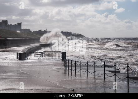 Intorno al Regno Unito - High Seas sulla passeggiata di Blackpool dopo il tempo estremo attraverso Cuba & Florida alla fine di agosto 2022 Foto Stock