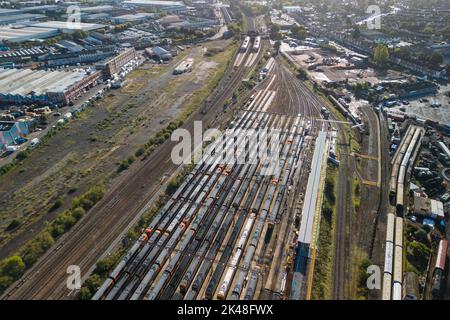 Tyseley, Birmingham, Regno Unito. Ottobre 1st 2022 - treni delle West Midlands non utilizzati e parcheggiati presso il deposito di manutenzione dei treni Tyseley a Birmingham con la Tyseley Railway Station sullo sfondo, mentre i lavoratori ferroviari partecipano a un'azione di sciopero continua. PIC by Credit: Scott CM/Alamy Live News Foto Stock