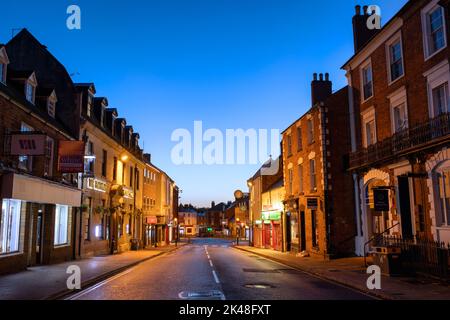 Banbury High Street all'alba nel mese di giugno. Banbury, Oxfordshire, Inghilterra Foto Stock