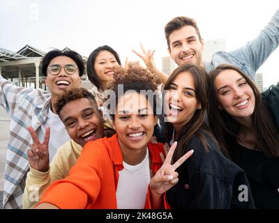 Gruppo di amici millenari multietnici che si divertano a prendere un selfie. Selfie e concetto di amicizia. Divertirsi Foto Stock