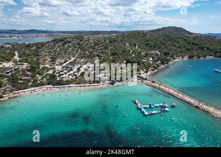 Spiaggia di Podvrske, Isola di Murter, Croazia. Vista drone. Foto Stock