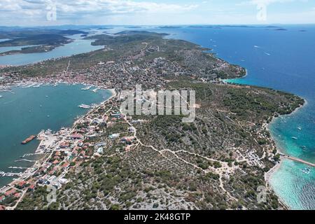 Spiaggia di Podvrske, Isola di Murter, Croazia. Vista drone. Foto Stock