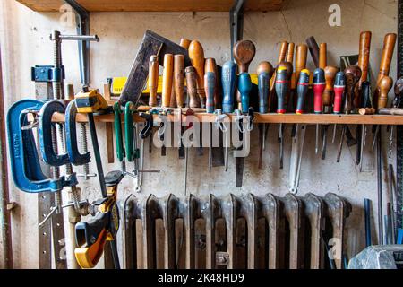 Attrezzi antichi in un vecchio wokshop Foto Stock