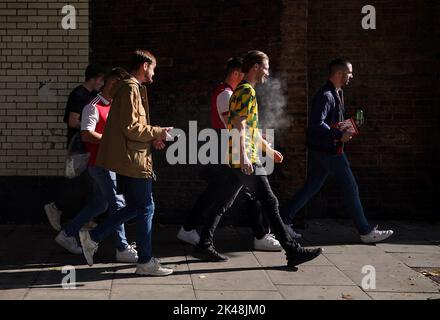 I fan dell'Arsenal si trovano fuori dal campo davanti alla partita della Premier League presso l'Emirates Stadium, Londra. Data immagine: Sabato 1 ottobre 2022. Foto Stock