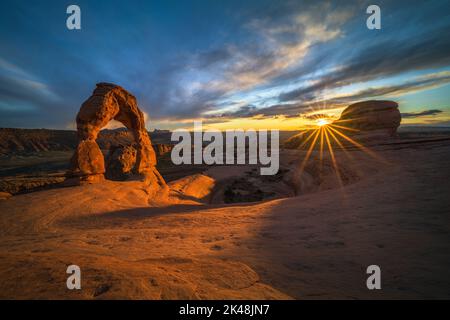 bellissimo tramonto su un arco delicato, archi parco nazionale, stati uniti Foto Stock