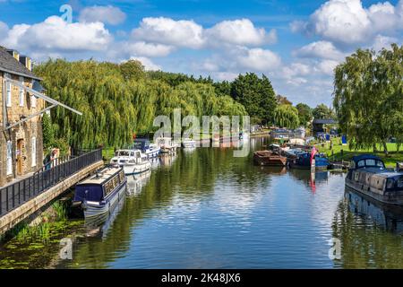 Barche ormeggiate sul fiume Great Ouse visto dal ponte di Babylon a Ely, Cambridgeshire, Inghilterra, UK Foto Stock