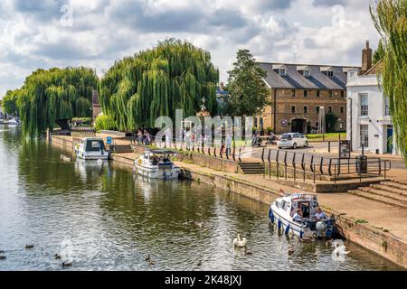 Barche ormeggiate sul fiume Great Ouse visto dal ponte di Babylon a Ely, Cambridgeshire, Inghilterra, UK Foto Stock