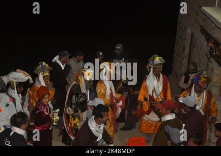Padum, Zanskar, Kargil - Distretto, Ladakh, India - 07 18 2022: I ladakhi con i loro abiti tradizionali celebrano il matrimonio di Zanskar nella notte Foto Stock