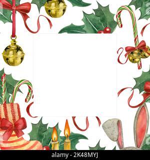 Cornice quadrata per Natale da elementi dipinti in acquerello. Campane dorate, calze, dolci, archi rossi disegnati a mano. Adatto per il design, biglietti d'auguri Foto Stock