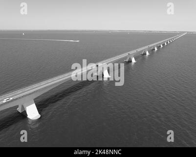 Zeelandbridge Infinity bridge nella vista aerea a distanza drone. Parte dei lavori Delta. Olandese infrastruttura olanda Zeeland. Consegna trasposizione Foto Stock