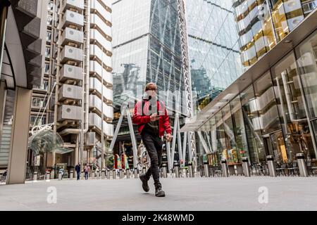 Londra, Regno Unito. 30th Set, 2022. Un uomo cammina nella città di Londra, il quartiere finanziario della capitale, mentre l'economia del Regno Unito è scossa dal mini-bilancio del Cancelliere e del primo Ministro. Credit: SOPA Images Limited/Alamy Live News Foto Stock