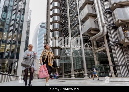 Londra, Regno Unito. 30th Set, 2022. I londinesi camminano nella città di Londra, il quartiere finanziario della capitale, mentre l'economia del Regno Unito è scossa dal mini-budget del Cancelliere e del primo Ministro. Credit: SOPA Images Limited/Alamy Live News Foto Stock