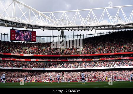 Tifosi dell'Arsenal negli stand durante la partita della Premier League presso l'Emirates Stadium, Londra. Data immagine: Sabato 1 ottobre 2022. Foto Stock