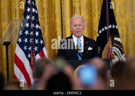 Washington DC, Stati Uniti. 30th Set, 2022. (221001) -- WASHINGTON, D.C., 1 ottobre 2022 (Xinhua) -- Foto presa il 30 settembre 2022 mostra il presidente degli Stati Uniti Joe Biden parlare durante un evento alla Casa Bianca a Washington, DC, gli Stati Uniti. L'amministrazione del presidente degli Stati Uniti Joe Biden ha schiaffeggiato nuove sanzioni contro la Russia il venerdì, A seguito del riconoscimento formale di Mosca all'inizio del giorno di quattro regioni ucraine sotto il controllo russo dalla fase iniziale del conflitto Russia-Ucraina come territorio russo.PER ANDARE CON 'Stati Uniti schiaffa nuove sanzioni sulla Russia come Mosca riconosce formalmente le regioni ucraine come Foto Stock