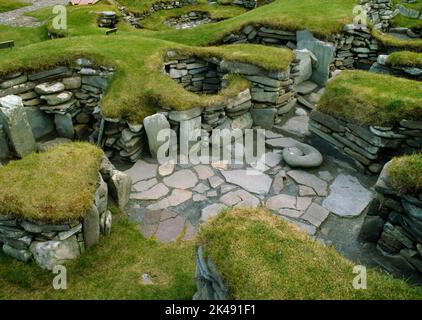 View S Over Bronze Age House III at Jarlshof prehistoric Settlement, Sumburgh, Shetland, Scotland, UK: Una casa ovale con pianta interna a foglia di trifoglio Foto Stock