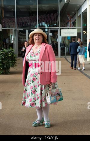 Ascot, Berkshire, Regno Unito. 1st ottobre 2022. I Racegoers arrivano all'ippodromo di Ascot per la seconda giornata del weekend autunnale di Peroni Italia. Credit: Maureen McLean/Alamy Live News Foto Stock